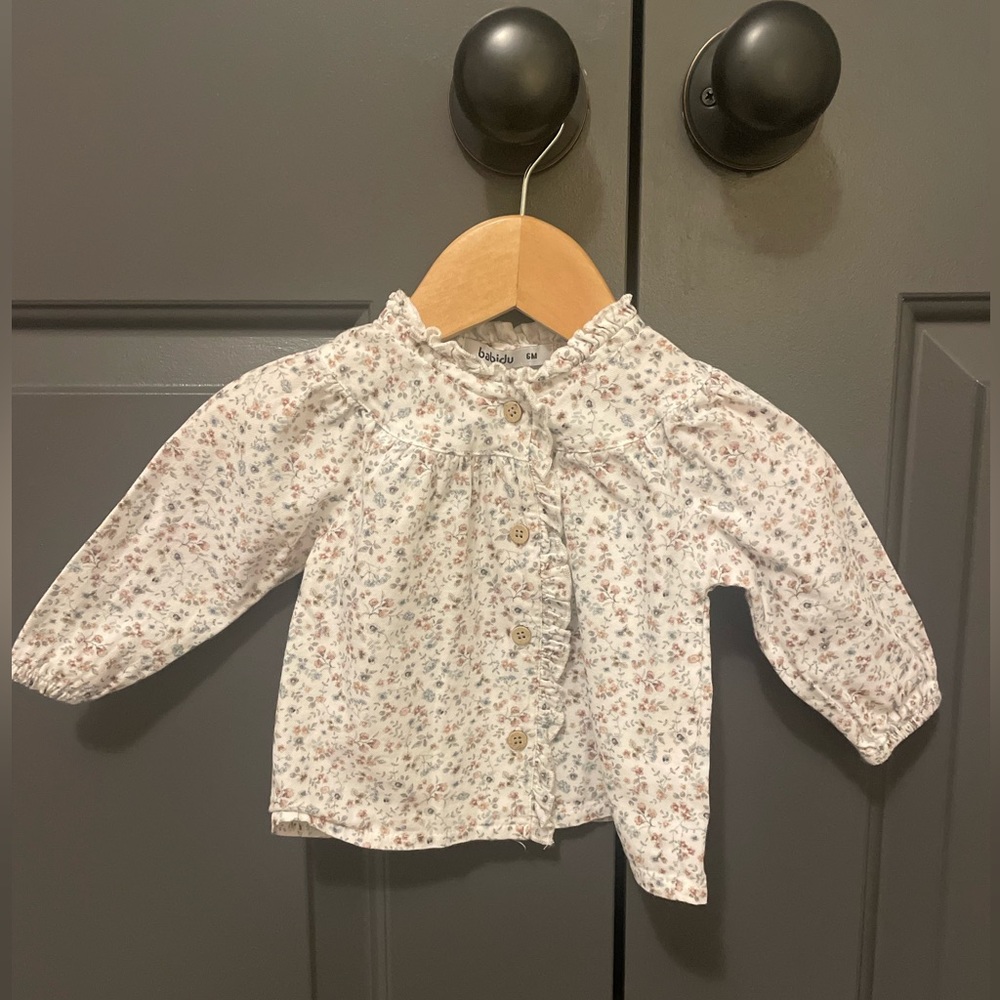 Baby top with floral print and wooden buttons. 6 months in like new condition!